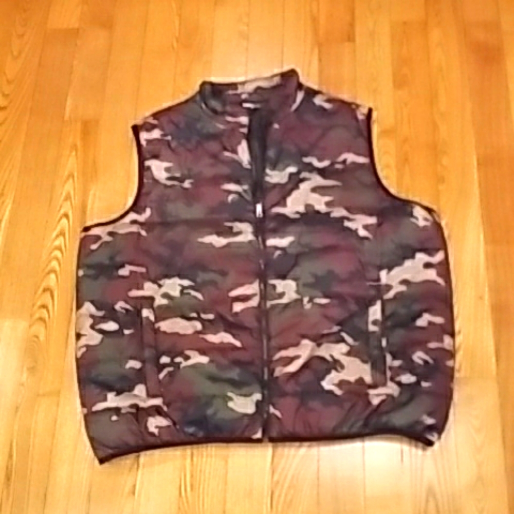 Swiss Tech Men's Camo Quilted Vest in Brown, Green, Black